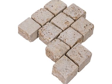 Les pavés en travertin Noce et un fond vide