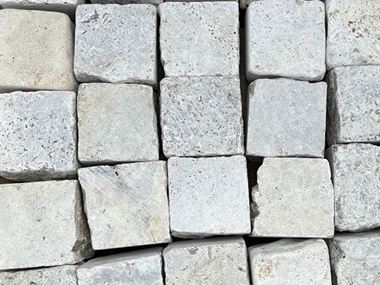 Galerie 1 – Détail : pavé en travertin « Silver »