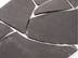 Gros plan sur les dalles polygonales en basalte Brasil Black