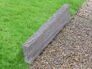 Bordure de gazon en gneiss Urban Grey Line avec gazon et graviers