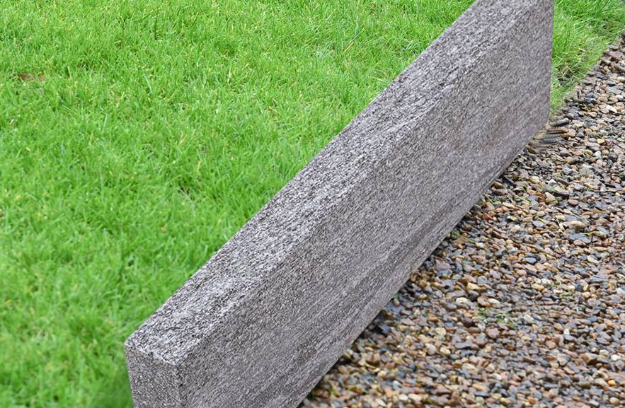 Bordure de gazon en gneiss Urban Grey Line avec gazon et graviers - zoom banner
