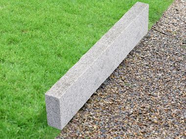 Silver Classico : la structure typique du granite dans les tons gris clair Bordure de gazon en granite Silver Classico avec gazon et graviers