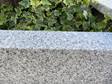 Bordure en granite Silver Classico et lierre