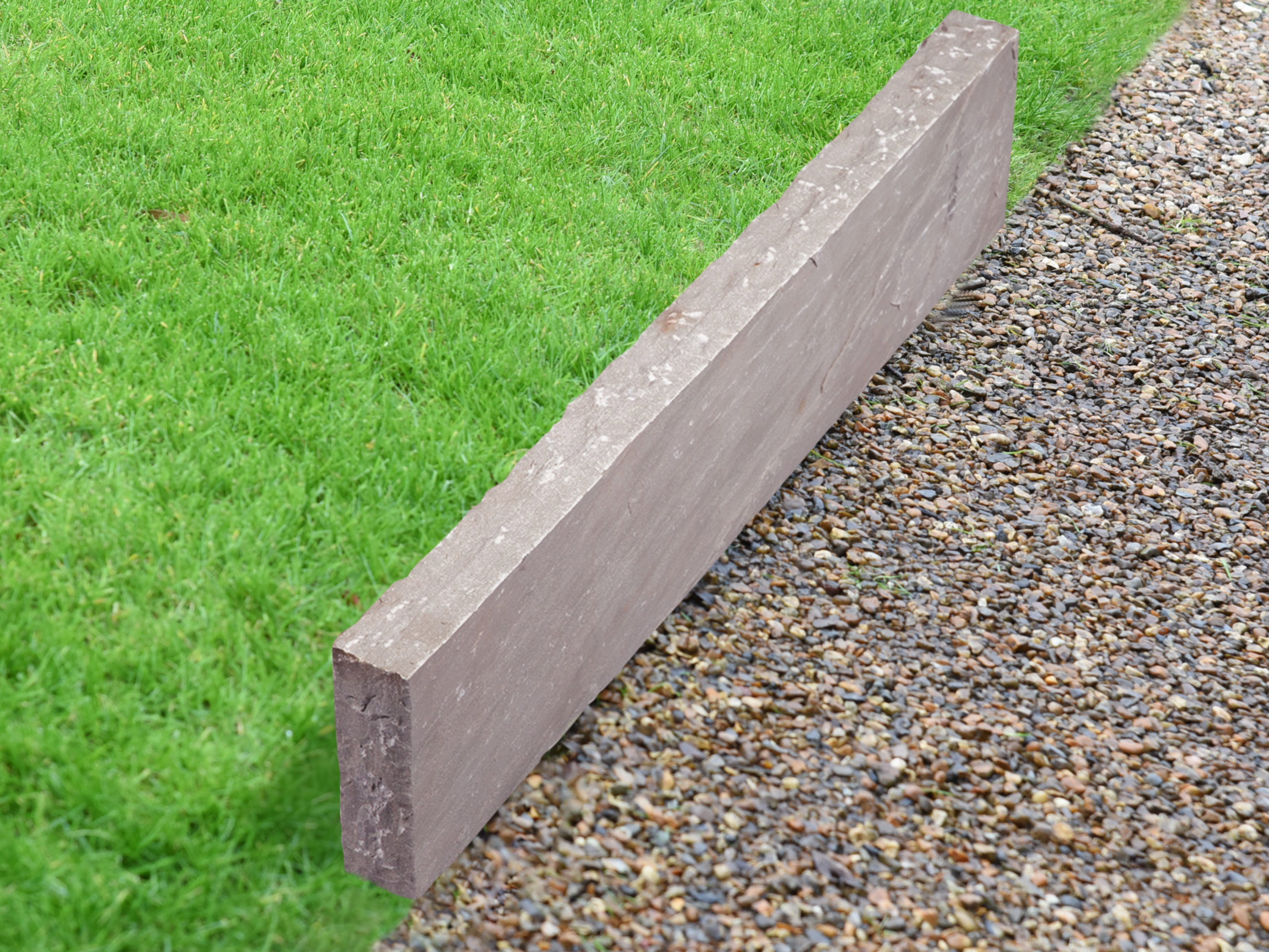 Bordure de gazon en grès Kandla Grey avec gazon et graviers