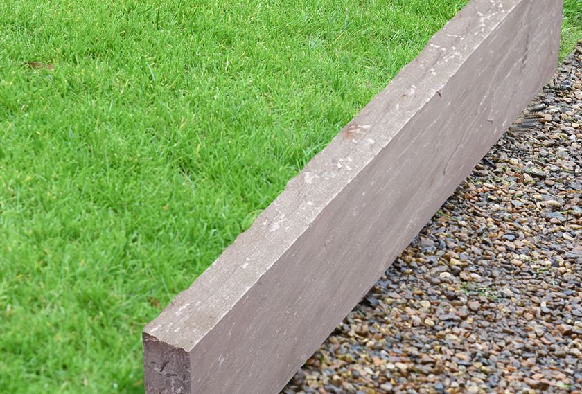 Bordure de gazon en grès Kandla Grey avec gazon et graviers - zoom banner