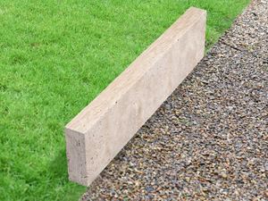Bordure de gazon en travertin Medium Select avec gazon et graviers