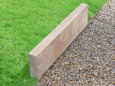 Bordure de gazon en travertin Noce avec gazon et graviers