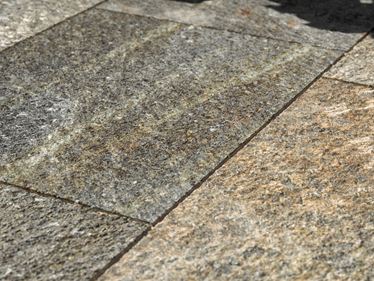 Dallage de terrasse en gneiss Luserna, vue en biais