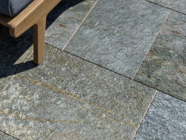 Dalles en gneiss Luserna, vue en biais avec pied de chaise