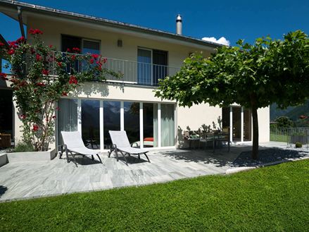 Terrasse avec dalles de granit gris Urban Grey Line