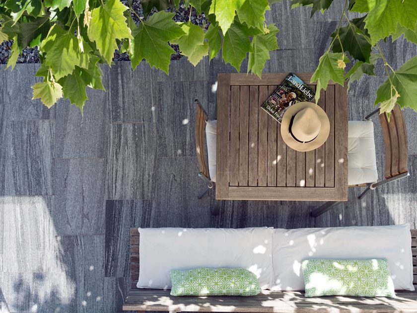 Terrasse avec dalles en granite Urban Grey Line vue du haut