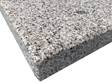 Gros plan sur le coin d'une dalle en granite Silver Classico