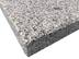 Gros plan sur le coin d'une dalle en granite Silver Classico