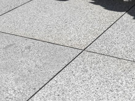 Dallage en granite Silver Classico : gros plan