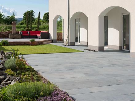 Terrasse moderne avec dalles en pierre bleue