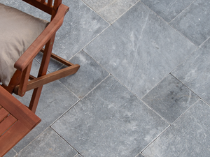 Dallage en marbre Afyon Grey et mobilier en bois sur la terrasse