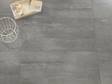 Les dalles Concrete Smoke dans des tons gris foncé, un plateau et une corbeille en métal