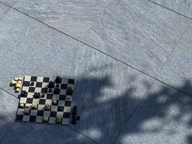 Le dallage imitation quartzite Classic Grey avec un jeu d'échecs