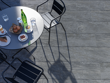 Table et chaises sur les dalles de terrasse imitation quartzite Monro Dark
