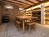 Cave à vin avec sol en grès Kandla Grey et mobilier en bois