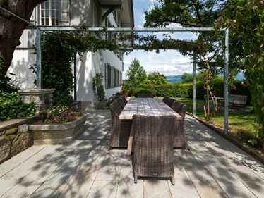 Une terrasse en grès gris Kandla Grey en Suisse