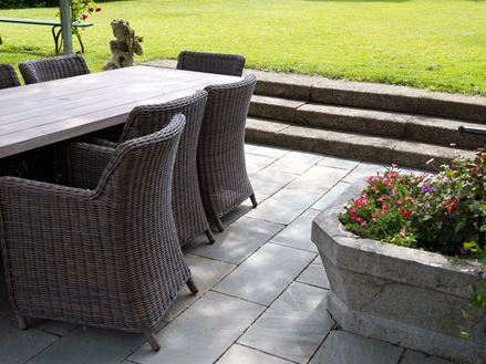 Table et chaises sur dallage en grès Kandla Grey