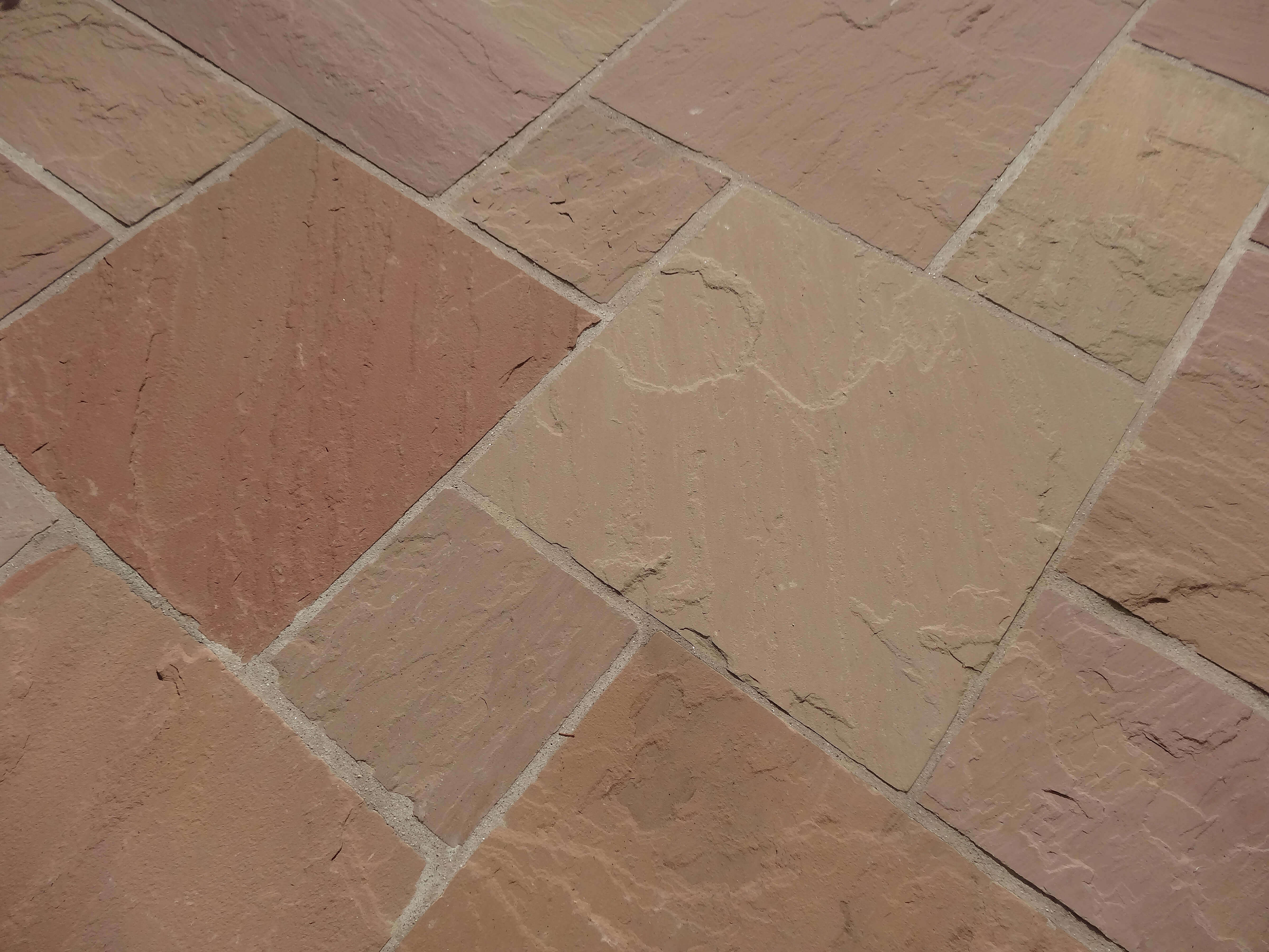 Le dallage en grès Modak aux tons rouges posé en opus romain