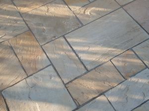 Le grès Yellow Mint a un style méditerranéen renforcé par l'opus romain Dalles claires en grès Yellow Mint en format opus romain photographiées depuis le haut