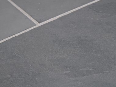 Gros plan sur le carrelage en ardoise Grey Slate et ses joints blancs