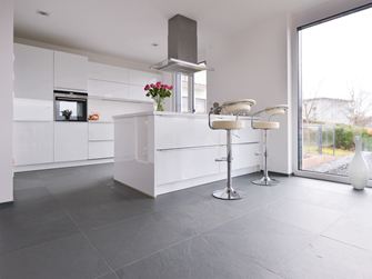 Cuisine blanche avec éléments métalliques sur tuile d'ardoise Gris Ardoise avec surface fendue