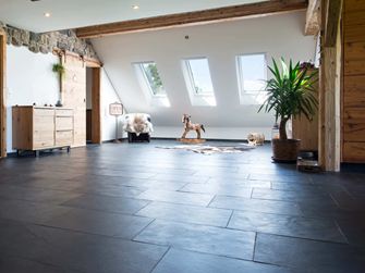 Salle avec carrelages en ardoise Mustang