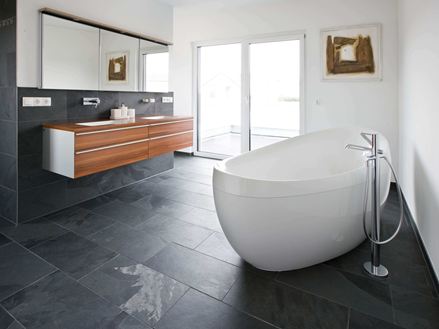 Le sol en ardoise Mustang posé dans la salle de bain