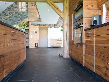 Mobilier de cuisine en bois et revêtement de sol en ardoise Mustang