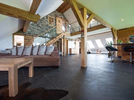 Un salon ouvert dans lequel est posé un carrelage en ardoise Mustang