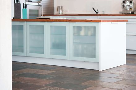 Le carrelage en ardoise Peacock dans une cuisine avec îlot central