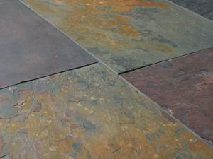 Cette ardoise nous offre une explosion de couleurs Gros plan sur les carreaux en ardoise Peacock