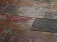 Vue sur les carreaux multicolores d'ardoise Peacock