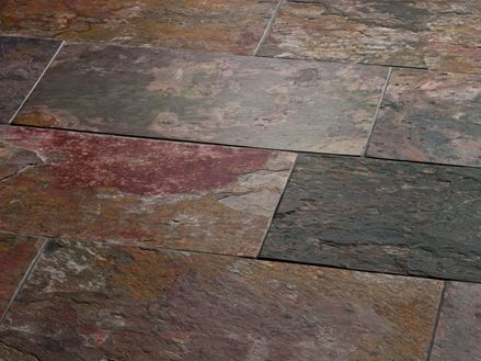 Vue sur les carreaux multicolores d'ardoise Peacock