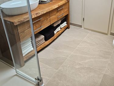 Sol imitation ardoise beige dans la salle de bains