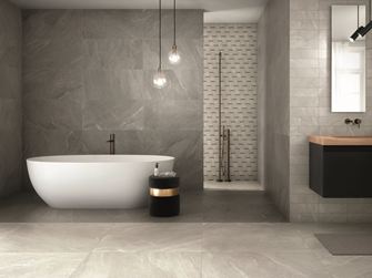  Une salle de bains en carrelage Canyon Pearl en grès cérame effet ardoise.