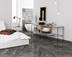  Une chambre dans laquelle a été posé un carrelage en grès cérame effet granite Dolomit Black.