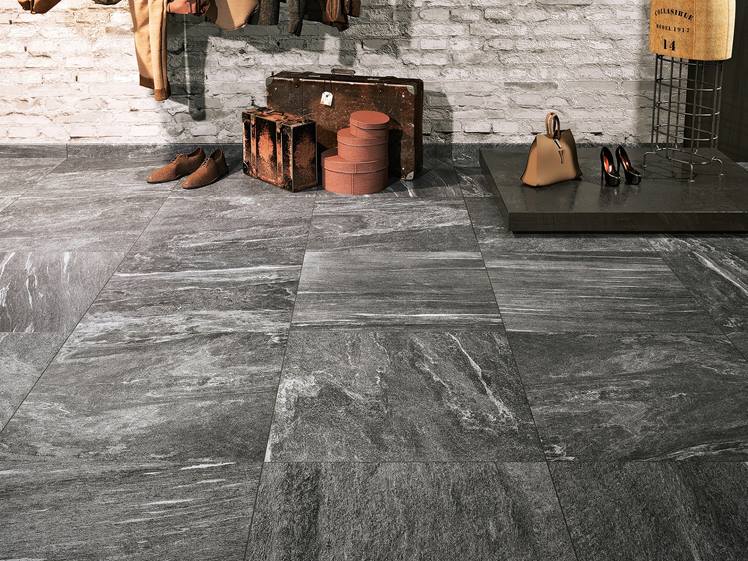  La surface de Dolomit Black imite le granite et ses tons foncés noirs et blancs