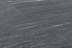 Gros plan sur le carrelage en grès cérame effet granite Dolomit Black dans une teinte gris foncé et aux veinures blanches