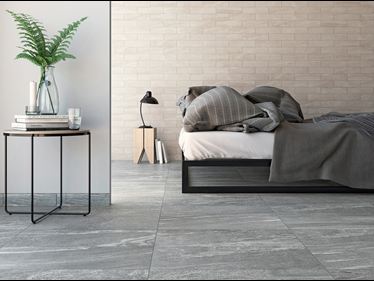 Le choix du carrelage joue un rôle important dans le style d'une chambre. Ici, l'accent a été mis sur la modernité.