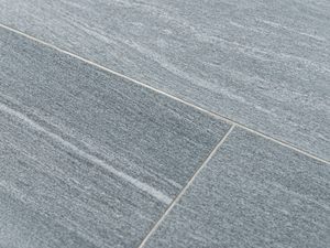 Naturel et élégance : Dolomit Silver Vue de près : le carrelage en grès cérame imitation granite gris clair Dolomit Silver et des joints blancs étroits