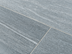 Vue de près : le carrelage en grès cérame imitation granite gris clair Dolomit Silver et des joints blancs étroits