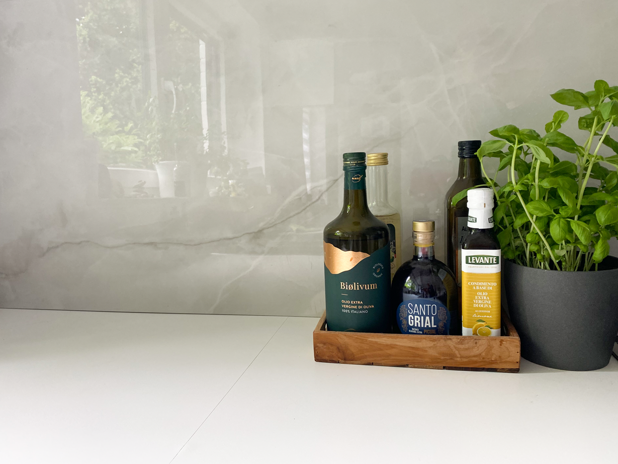 Le carrelage imitation marbre Perla Crema est très beau posé au mur Carrelage imitation marbre Perla Crema en crédence avec huiles et basilic