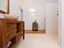 Salle de bain avec meubles en bois et carrelage en pierre calcaire Cleopatra Light