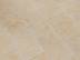 Gros plan sur le carrelage en pierre calcaire Royal Beige
