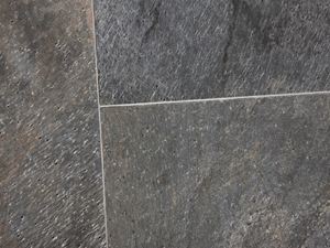Des carreaux en quartzite aux reflets brillants et leurs joints fins